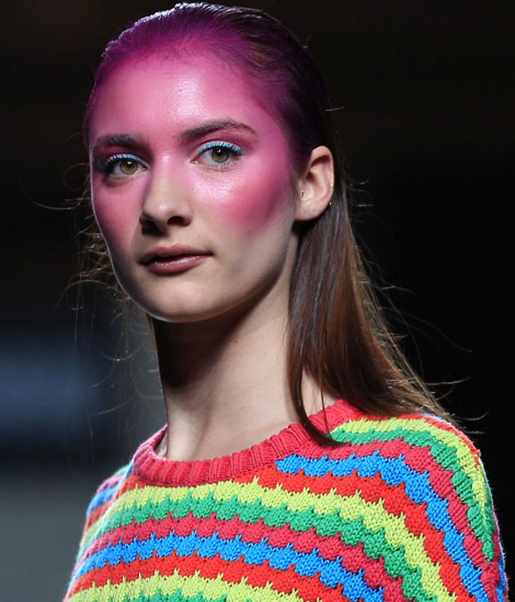 Ágata vuelve a jugar con el color