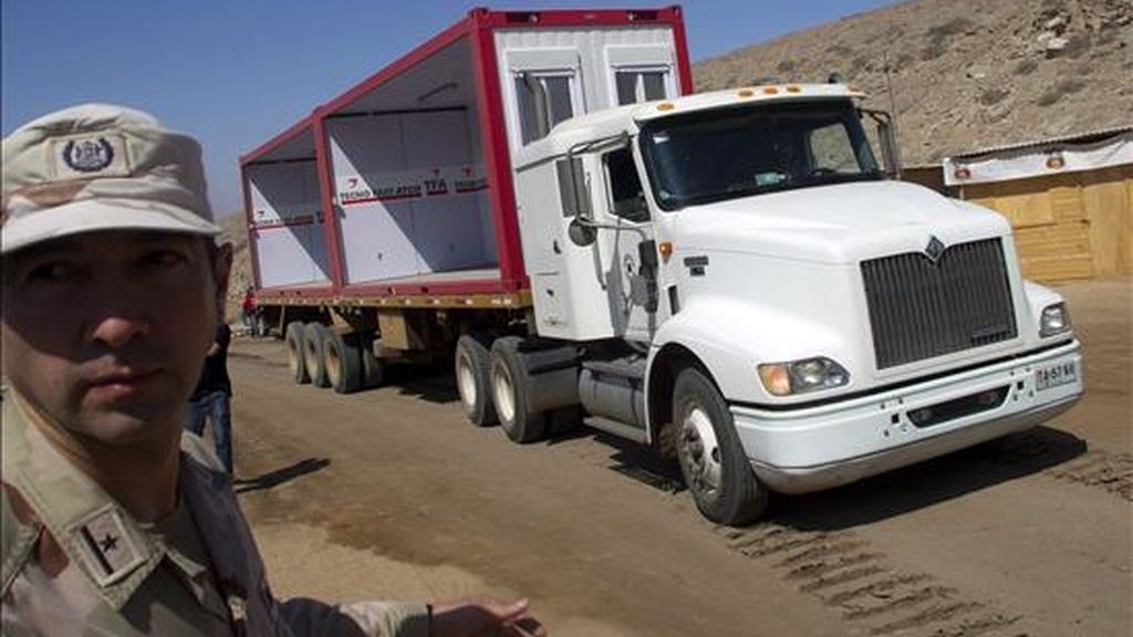 Vista de un camión transportanto, modulos para instalar en la zona de descanso para el momento del rescate de los 33 mineros en el yacimiento San José, cerca a Copiapó (Chile). EFE Vista de un camión transportanto, modulos para instalar en la zona de descanso para el momento del rescate de los 33 mineros en el yacimiento San José, cerca a Copiapó (Chile). EFE