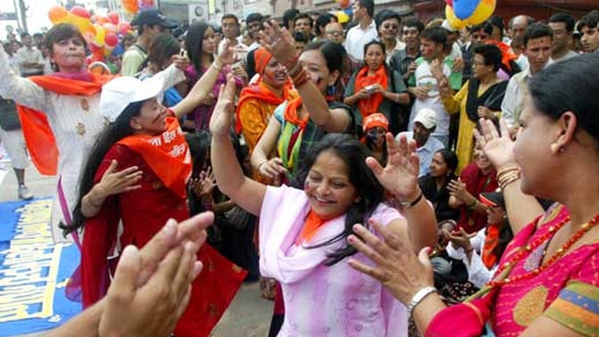 Ciudadanos nepalíes celebran la proclamación de la República. Vídeo: Informativos Telecinco. Ciudadanos nepalíes celebran la proclamación de la República. Vídeo: Informativos Telecinco.