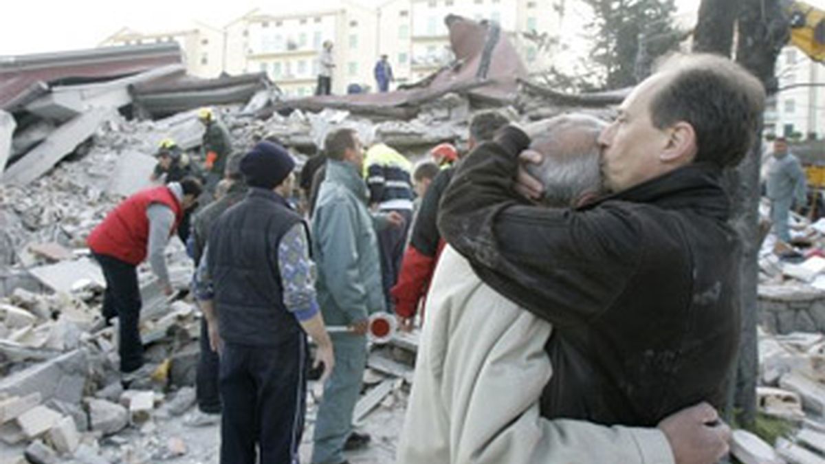 El terremoto dejó tras de sí miles de desplazados y casi 300 fallecidos. Foto: AP.