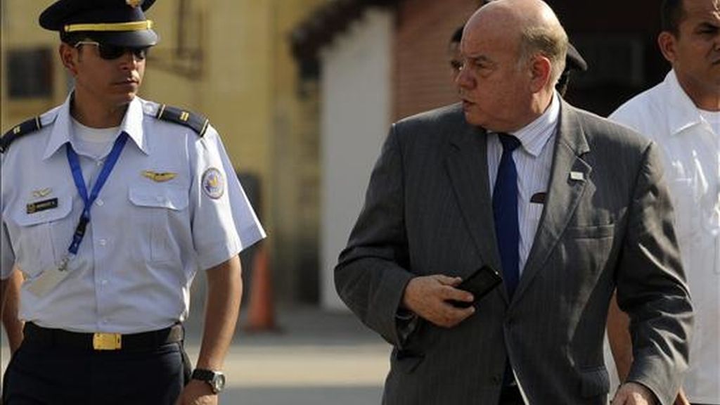 El secretario general de la Organización de Estados Americanos (OEA), José Miguel Insulza, también se encuentra en el lugar de la reunión. EFE