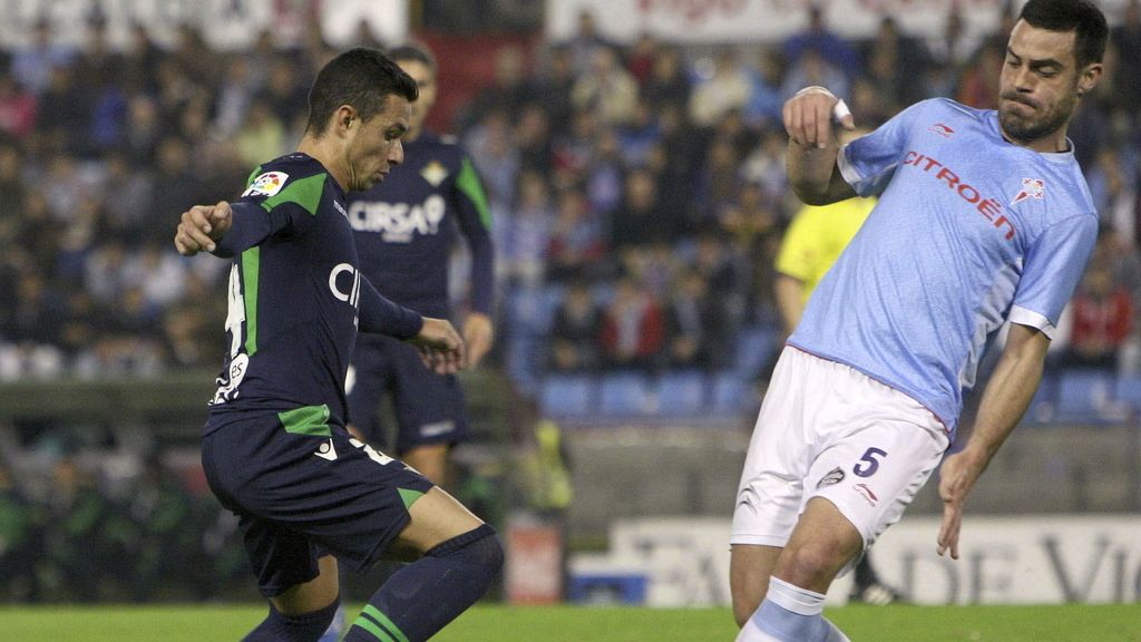 El delantero del Betis, Rubén Castro (i), intenta llevarse el balón ante el defensor del Celta de Vigo, Andrés José Túñez El delantero del Betis, Rubén Castro (i), intenta llevarse el balón ante el defensor del Celta de Vigo, Andrés José Túñez
