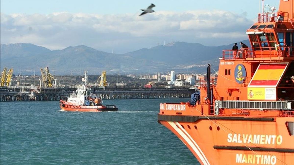 Embarcaciones de Rescate Marítimo "Clara Campoamor" durante las tareas de limpieza y recogida del vertido de 100 litros de fuel en aguas de Tarragona. EFE