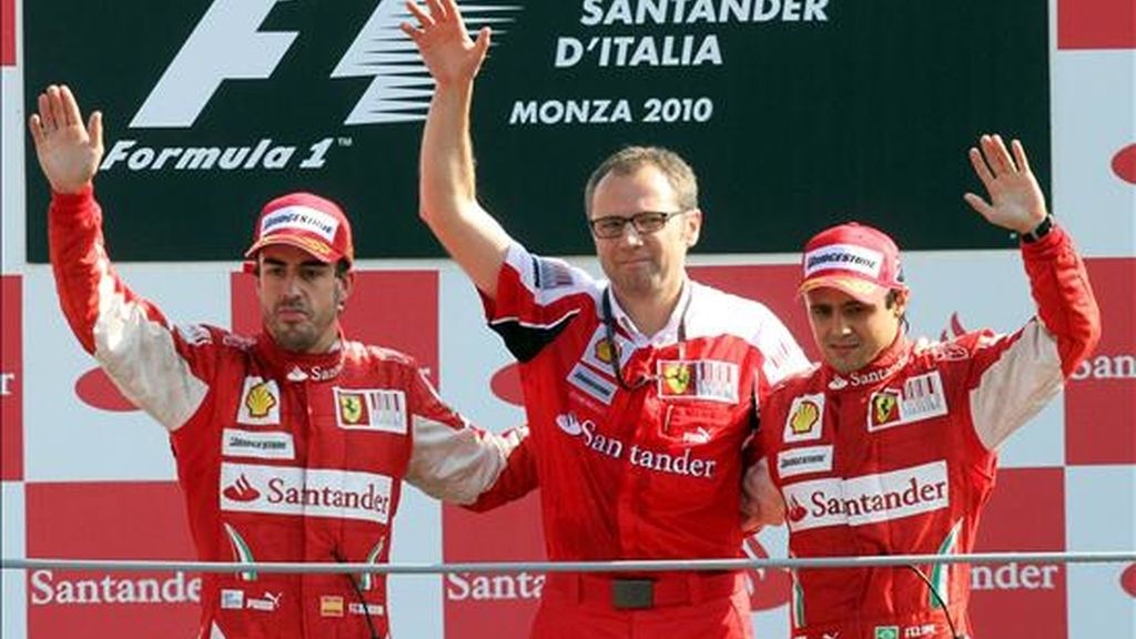 De izquierda a derecha, el piloto español Fernando Alonso (Ferrari), el director deportivo de Ferrari, Stefano Domenicali, y el piloto brasileño Felipe Massa (Ferrari) saludan desde el podio después del Gran Premio de Italia de Fórmula Uno en Monza (Italia) el pasado 12 de septiembre. EFE/Archivo De izquierda a derecha, el piloto español Fernando Alonso (Ferrari), el director deportivo de Ferrari, Stefano Domenicali, y el piloto brasileño Felipe Massa (Ferrari) saludan desde el podio después del Gran Premio de Italia de Fórmula Uno en Monza (Italia) el pasado 12 de septiembre. EFE/Archivo