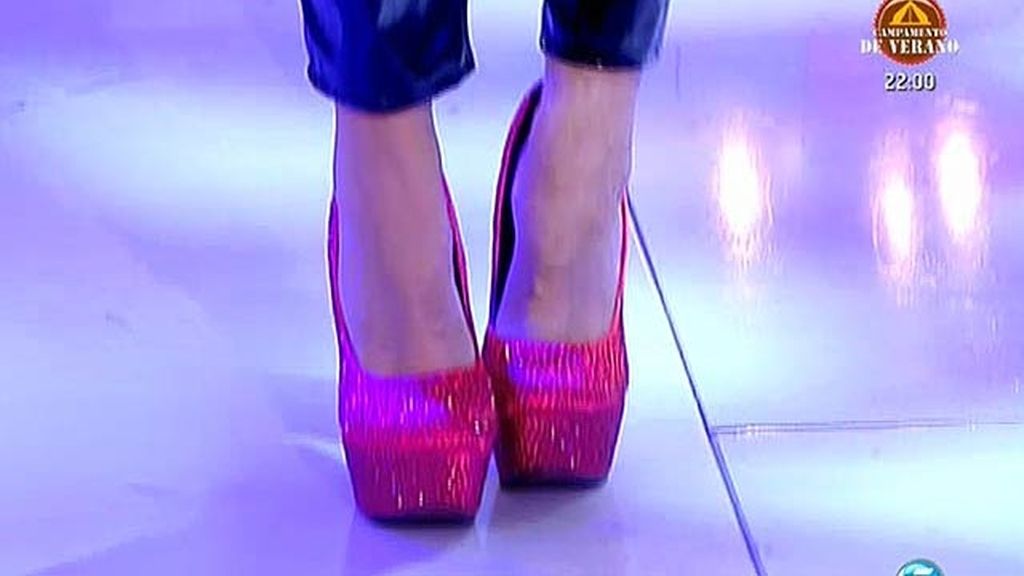 La periodista se ha enfundado en un espectacular traje de cuero