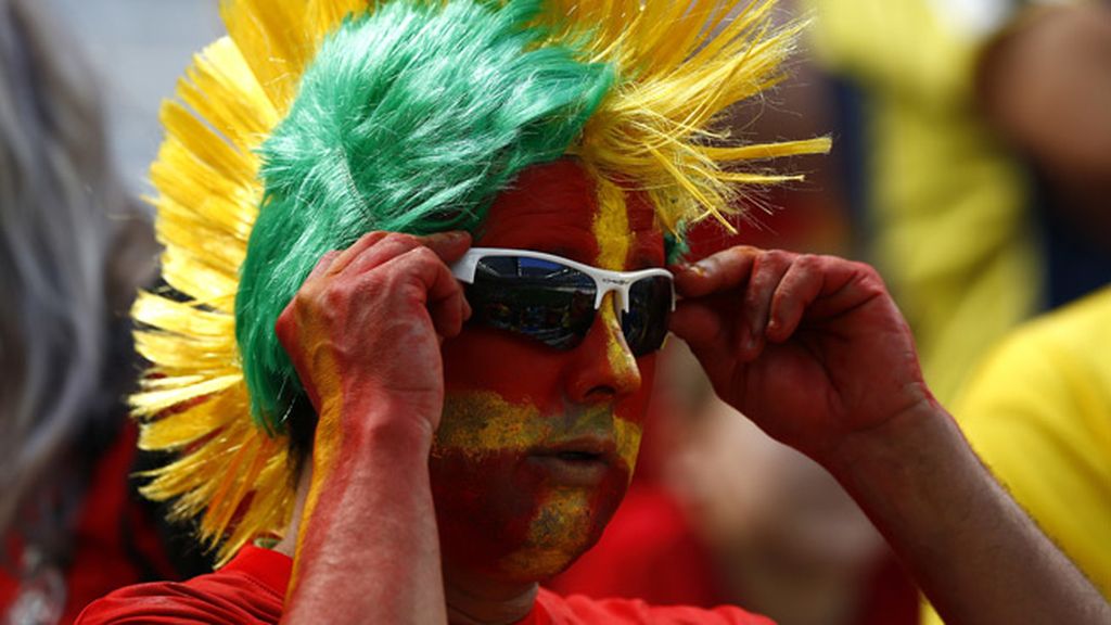 Bandera española y peluca australiana en un aficionado de La Roja