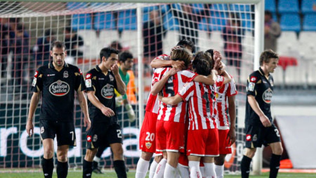 Los jugadores del Almeria celebran el gol del equipo almeriense. Foto: EFE.