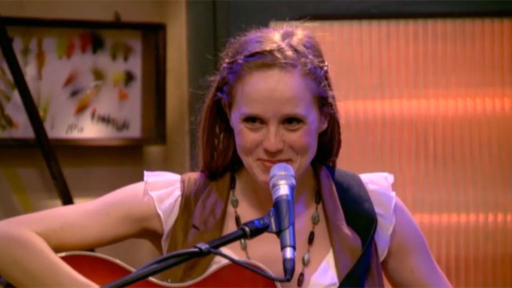 Una cantautora aparece en la vida del hostelero