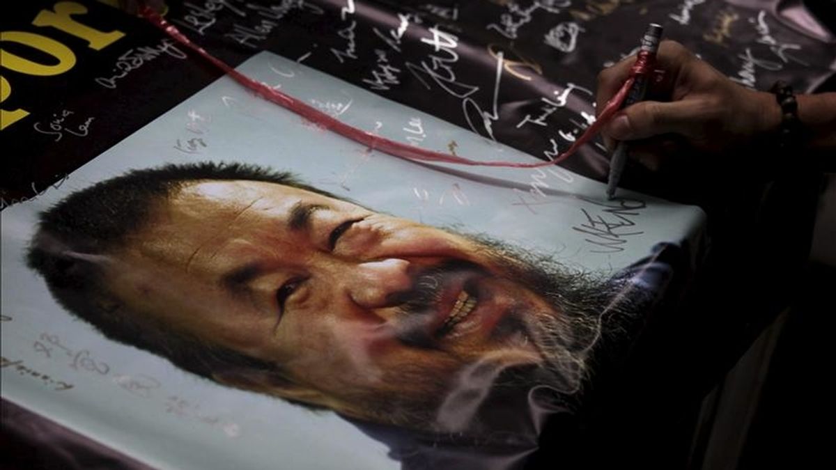 Una persona firma una petición de liberación para el artista y disidente chino, Ai Weiwei, detenido el pasado 3 de abril, por un supuesto delito económico, en el distrito financiero de Hong Kong, China, ayer, 8 de abril de 2011. EFE