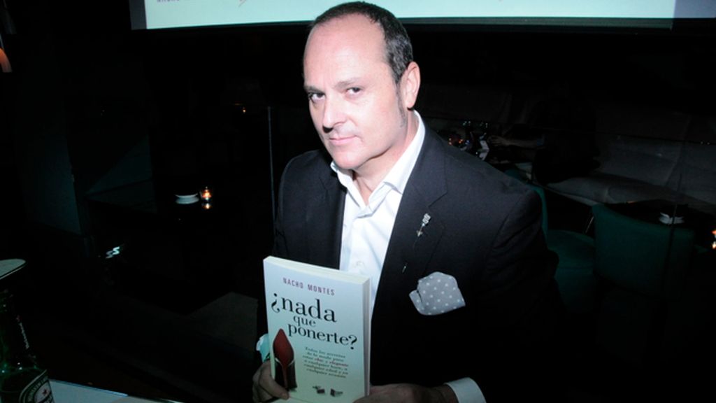 Nacho Montes presenta su libro rodeado de amigos