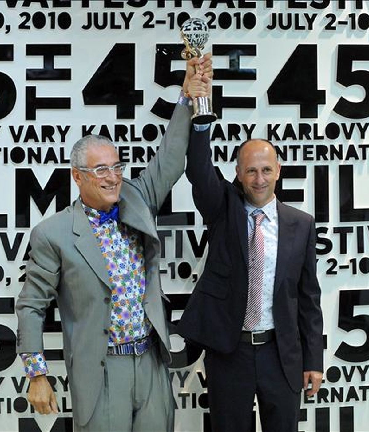 El director español Agustí Vila (izq) y el productor Luis Minarro sostienen el Globo de Cristal que han recibido por la película "La red del mosquito" en el Festival Internacional de Cine de Karlovy Vary, República Checa, hoy sábado 10 de julio. EFE
