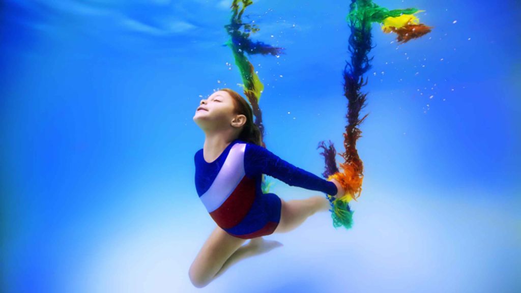 Niños bajo el agua