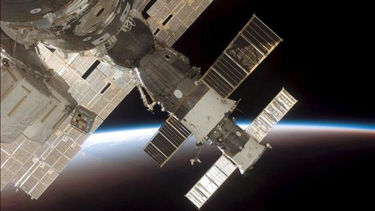 Imagen de NASA de la Estación Espacial Internacional, mientras el transbordador espacial Discovery se acopla a la estación. La EEI se encuentra "estable", pues la mayoría de los sistemas están siendo enfriados y muchos otros están funcionando con redundancia. EFE/Archivo