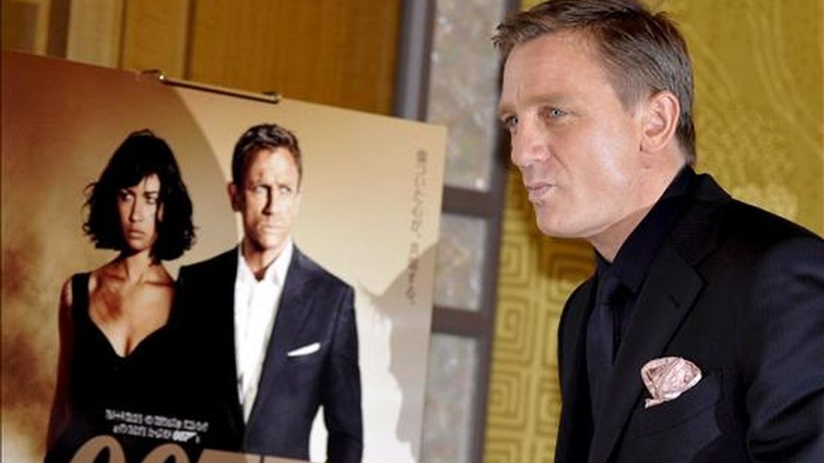 El actor británico encargado de encarnar al agente James Bond, Daniel Craig, posa para los fotógrafos durante el acto de promoción de su última película 'Quantum of Solace', en Tokio, Japón, el pasado mes de noviembre. EFE/Archivo
