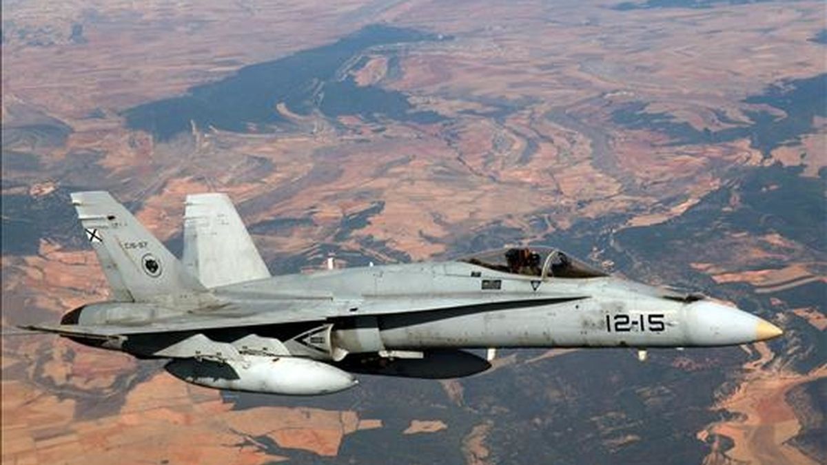 Un avión F-18 sobrevolando el campo de tiro militar de las Bárdenas Reales. Vídeo: ATLAS