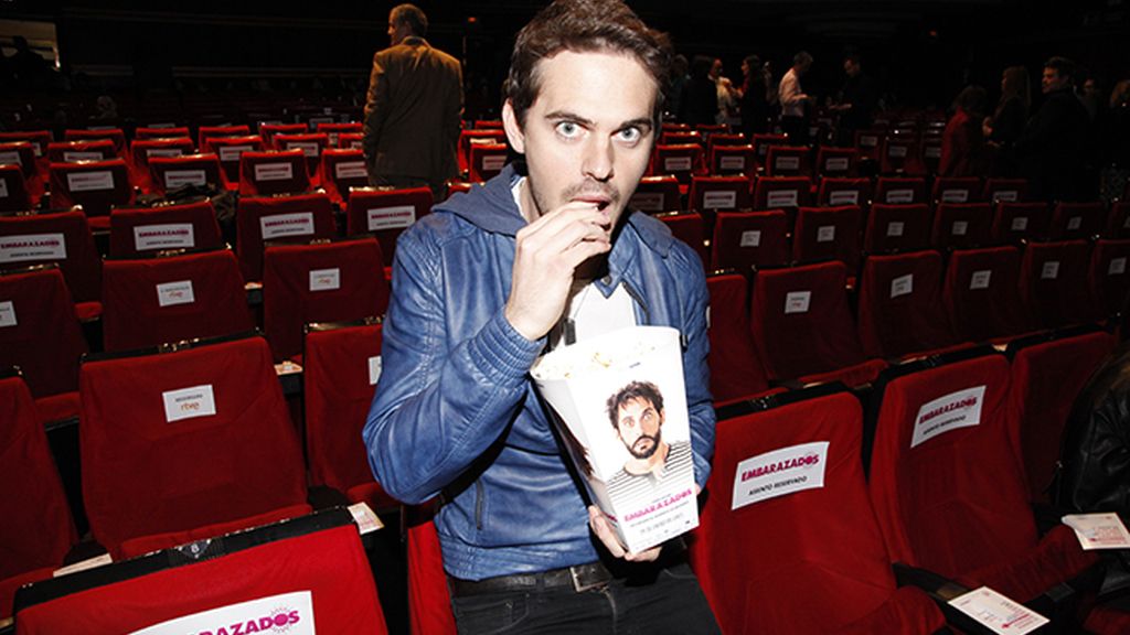 Gonzalo Ramos no pudo esperar a que empezara la peli para comerse sus palomitas