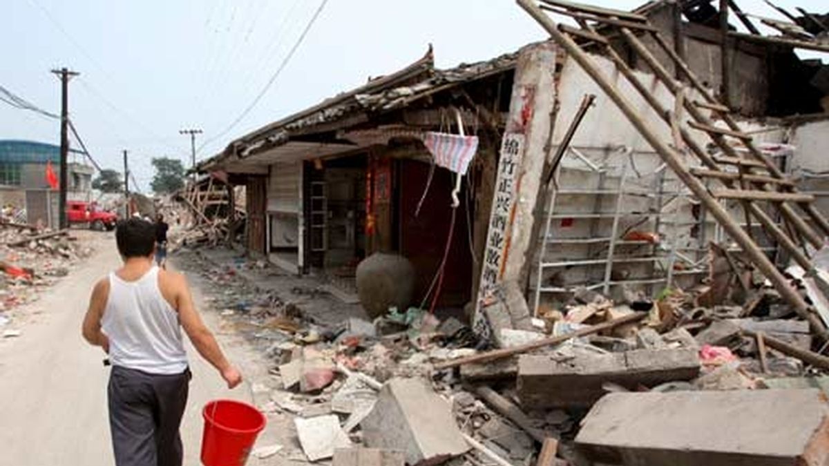 Un refugiado rodeado por escombros en Mianzhu, en la provincia de Sichuan. Foto: EFE