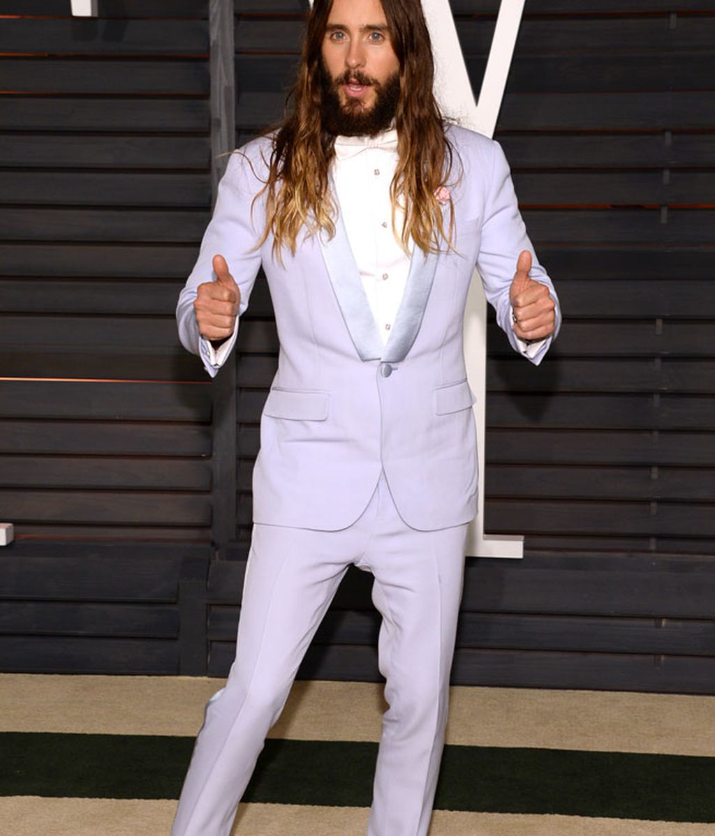 El músico y actor Jared Leto con una americana de color claro