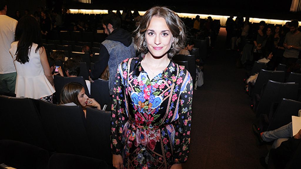 La actriz Silvia Alonso muy guapa con este look de aires setenteros firmado por Capellier