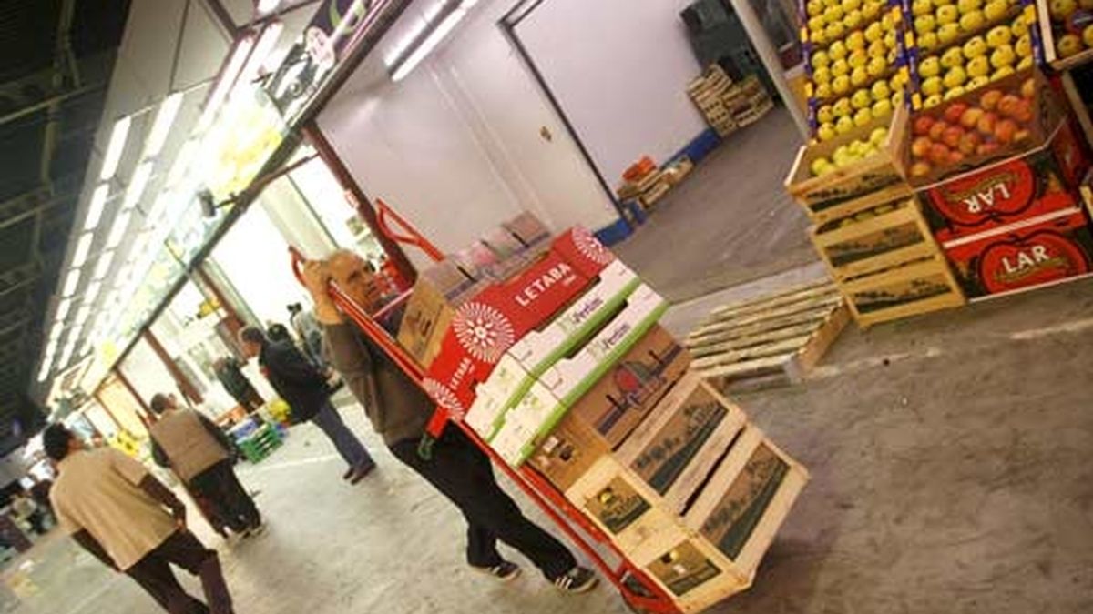 Una trabajador carga varias cajas de frutas y verduras uno de los días de huelga en Mercamadrid. Foto: EFE