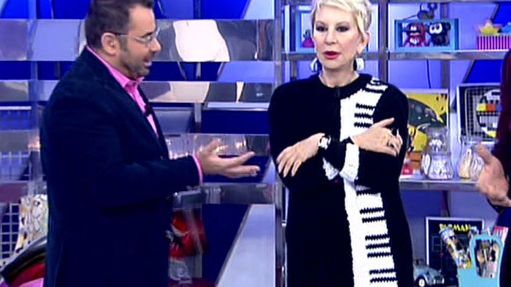 Pendientes y vestido con teclas