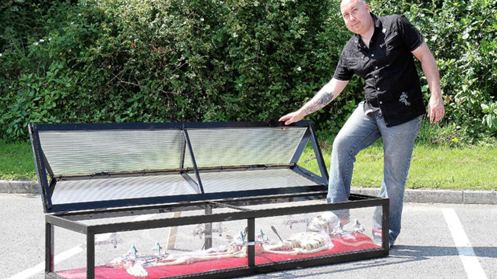 El sarcófago lo ha conseguido en una tienda online