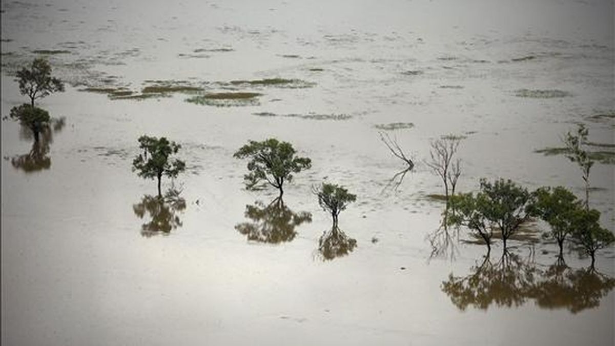 Vista tomada desde el aire de las inundaciones en el sur de Rockhampton (Australia), ayer, 6 de enero de 2011. Ha vuelto a llover en las zonas del noreste de Australia afectadas por graves inundaciones en las últimas semanas, y los meteorólogos advirtieron de que las precipitaciones se intensificarán y continuarán el fin de semana. EFE