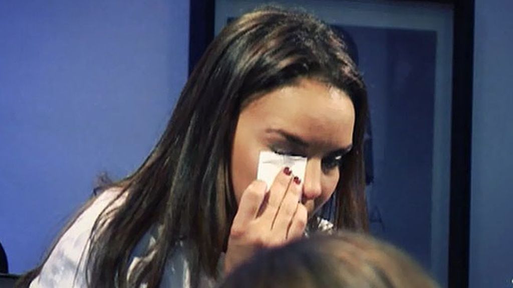 La cantante se emociona mientras hablaba con sus fans