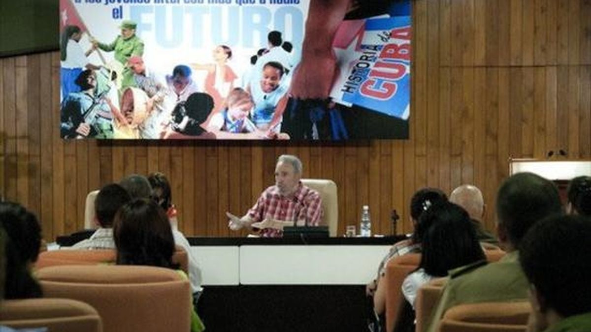 Fotografía cedida por el sitio oficial Cubadebate el  30 de julio de 2010, del ex presidente cubano Fidel Castro (c) durante una reunión que sostuvo con un centenar de jóvenes en La Habana (Cuba). EFE