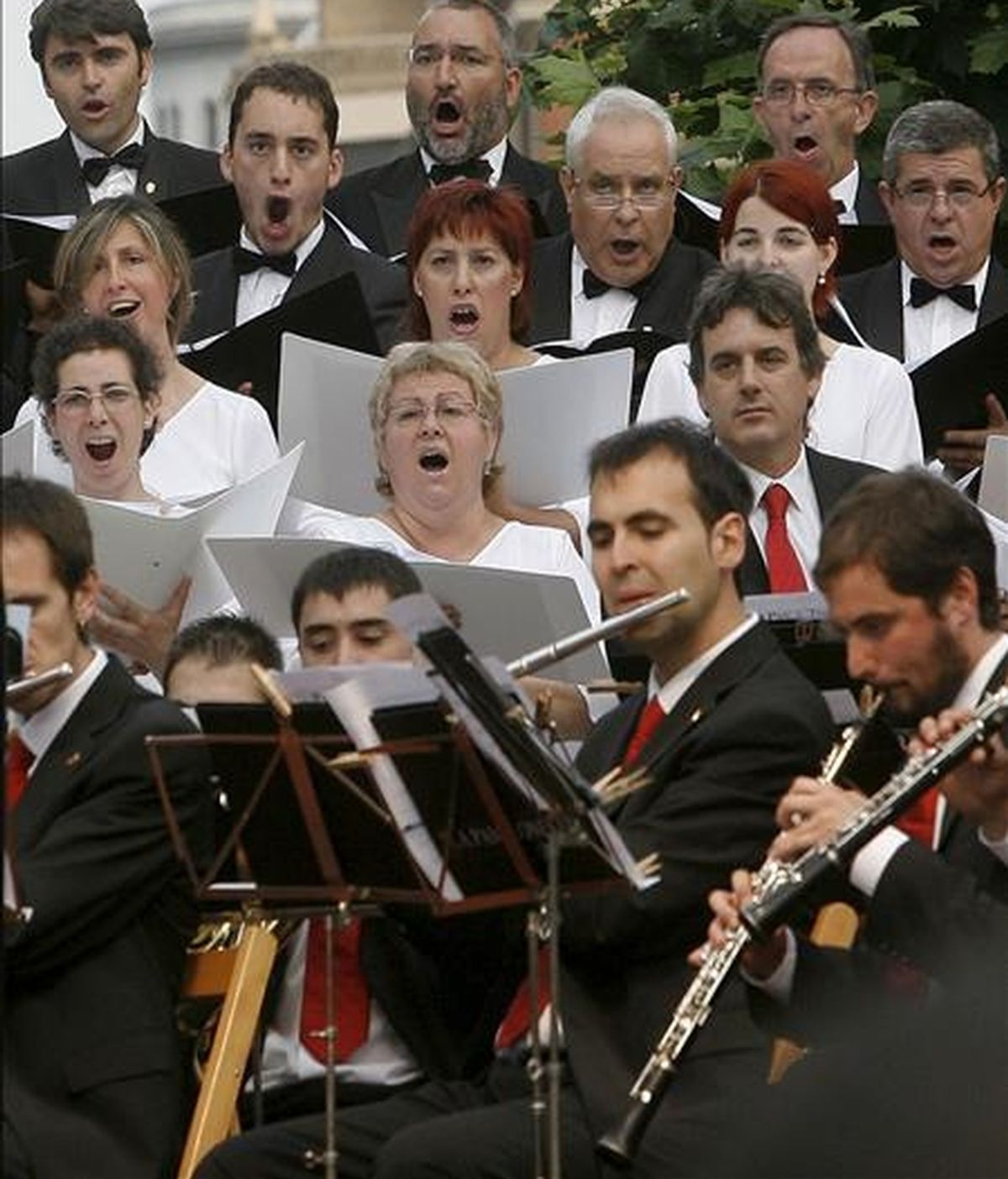 En la imagen, la banda de música La Pamplonesa y el Orfeón Pamplonés. EFE/Archivo