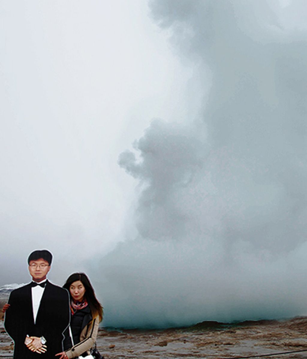 Una mujer se hace fotos por el mundo con la imagen de su padre fallecido