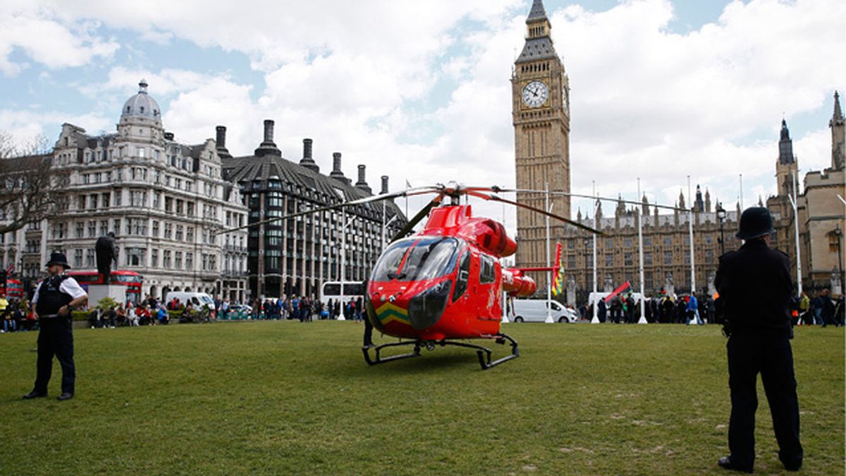 Helicóptero médico en el Parlamento británico