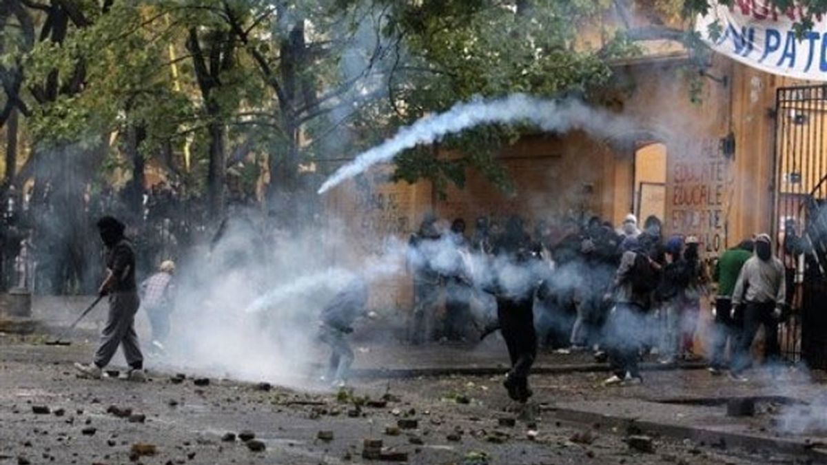 Estudiantes chilenos tiran adoquines y piedras