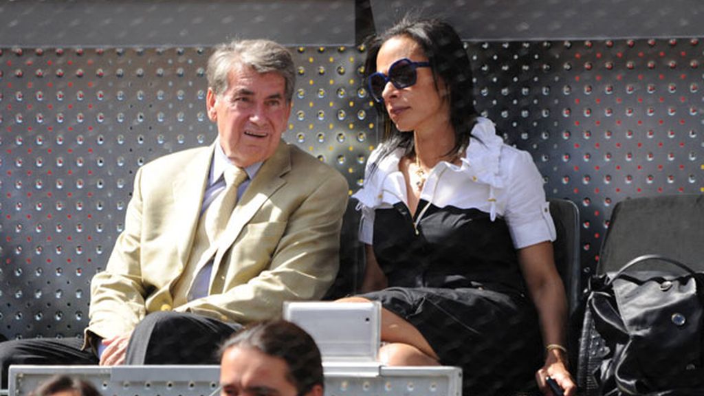 Manolo Santana y su novia