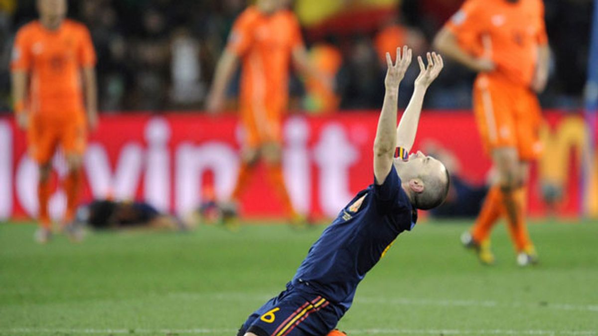 Iniesta celebra la victoria de la selección en el Mundial de fútbol de Sudáfrica