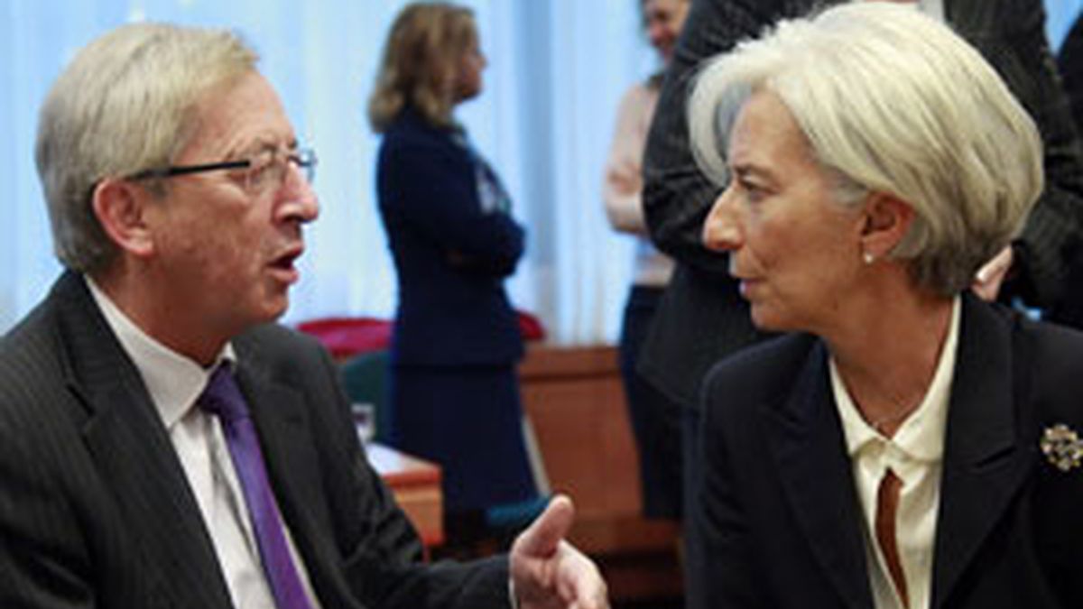 La directora del Fondo Monetario Internacional, Christine Lagarde conversa con el presidente del Eurogrupo, Jean-Claude Juncker. Foto: EFE