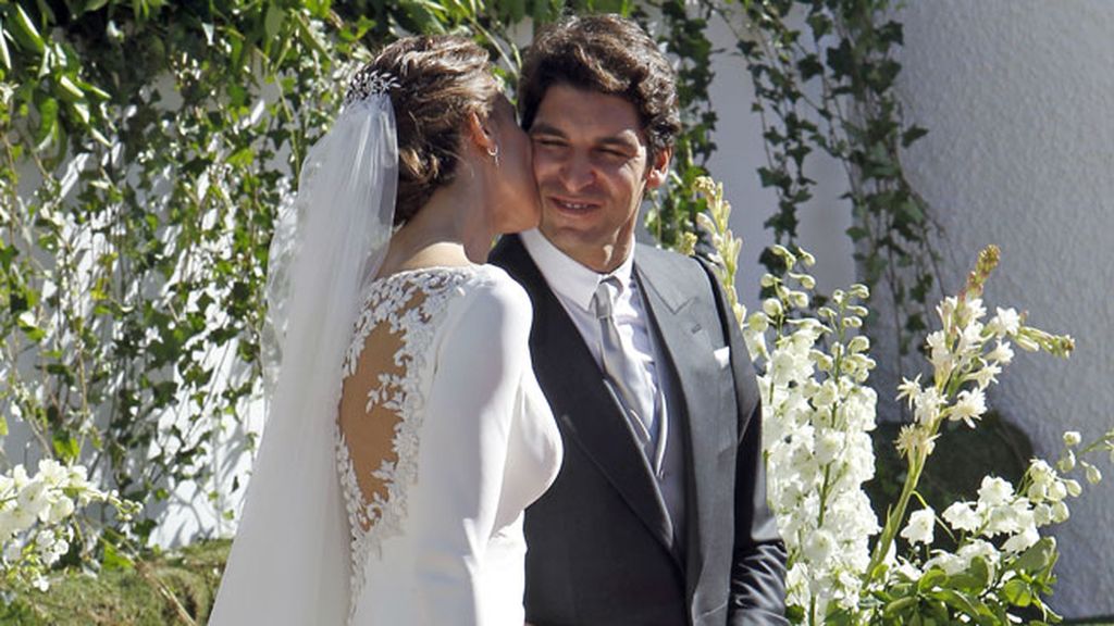 Sonrisas, besos, abrazos... así han sido los gestos de complicidad entre Cayetano y Eva
