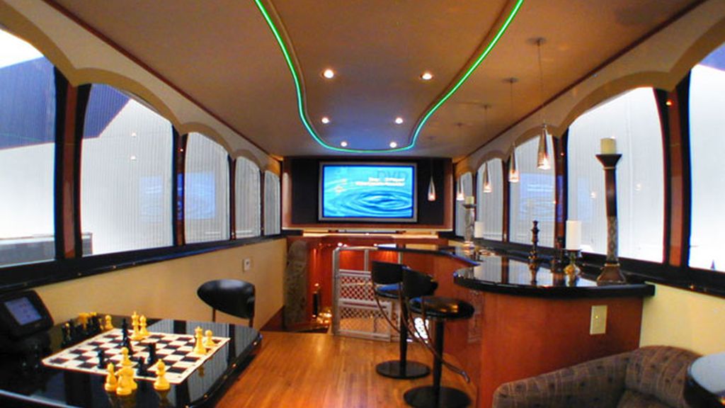 La mansión móvil que Ashton Kutcher lleva al set de 'Dos hombres y medio'