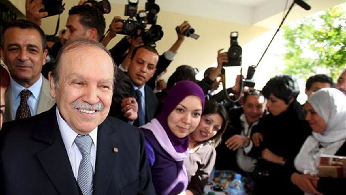 El presidente argelino, Abdelaziz Buteflika, (i), sonríe ayer durante su visita al centro de información de su campaña electoral. Dos candidatos han denunciado hoy fraudes en las elecciones generales en todo el país. EFE