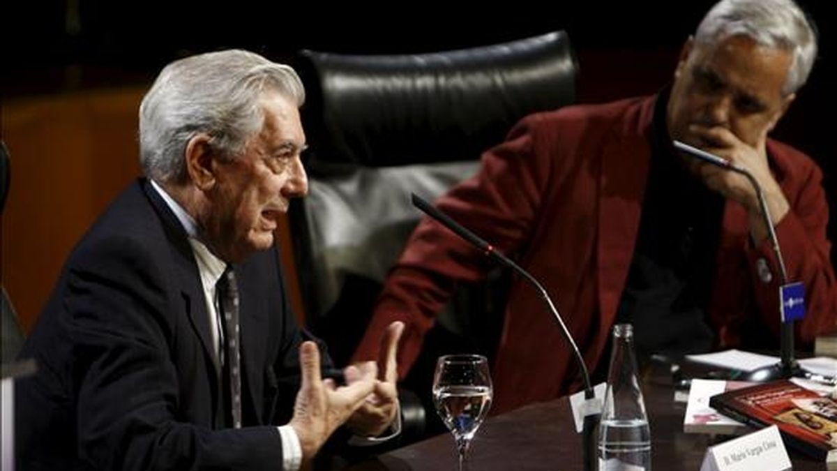 El escritor peruano Mario Vargas Llosa (i), acompañado por el escritor y periodista Juan Cruz, durante la conferencia magistral "Asedios a Juan Carlos Onetti". EFE