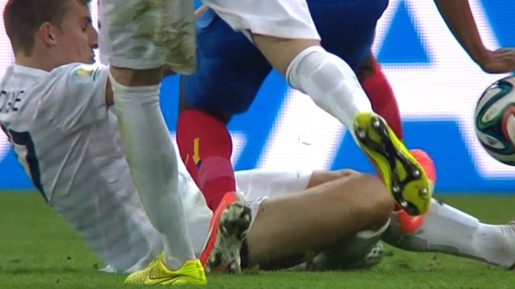 Por suerte, Digne pudo seguir jugando sin problemas