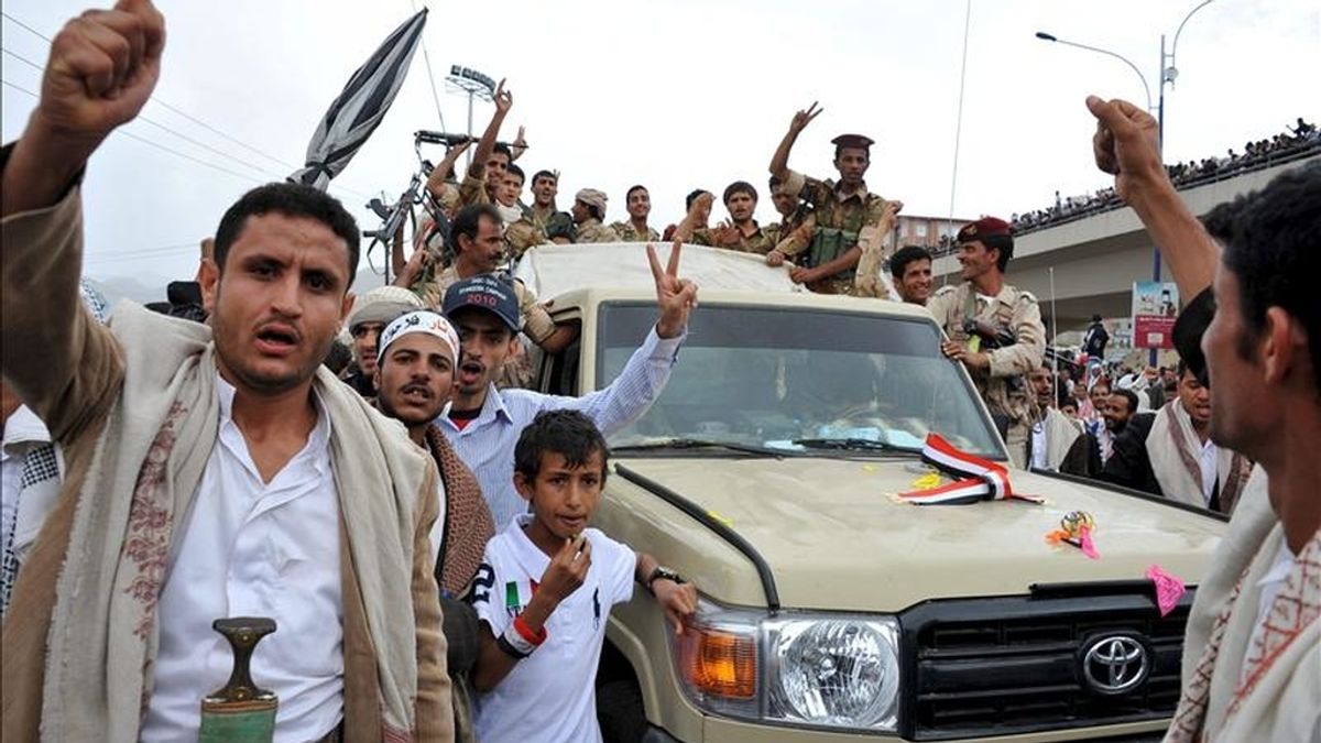 Opositores yemeníes se manifiestan contra el régimen del presidente de Yemen, Ali Abdalá Saleh, en Saná, Yemen, este viernes. EFE