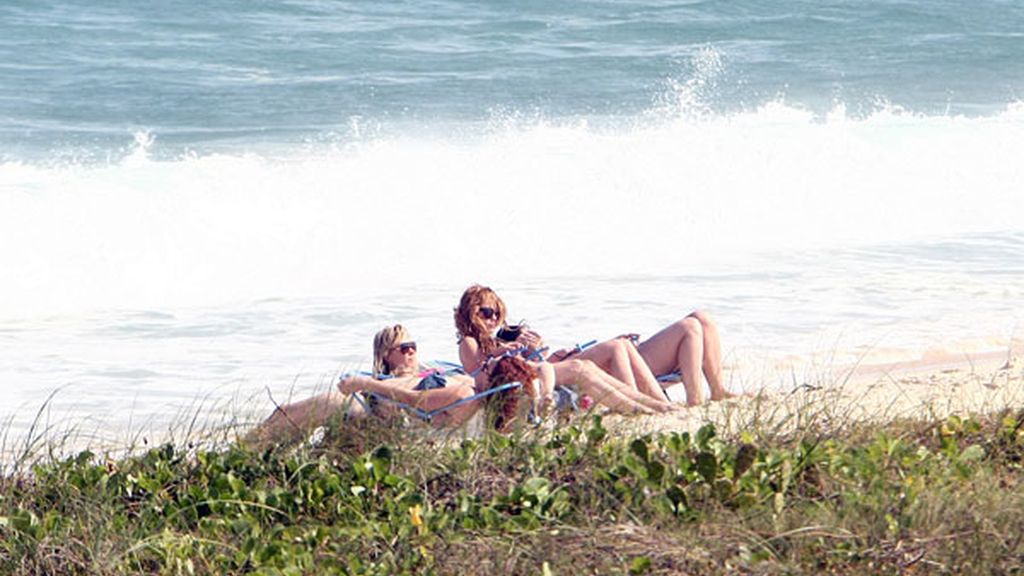 Miley Cyrus luce bikini y tatuajes en las playas de Brasil