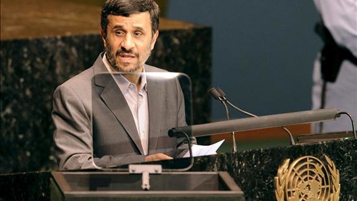 El presidente de Irán, Mahmud Ahmadinejad, pronuncia este martes unas palabras ante los asistentes a la cumbre de la ONU sobre los Objetivos de Desarrollo del Milenio (ODM) en Nueva York, Estados Unidos. EFE