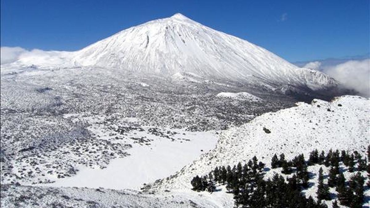 Imagen cedida por la Guardia Civil del Parque Nacional del Teide completamente nevado en 2007. EFE/Archivo