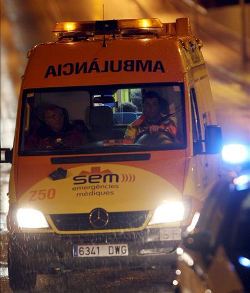 Una ambulancia traslada a un hospital a un herido. EFE/Archivo Una ambulancia traslada a un hospital a un herido. EFE/Archivo