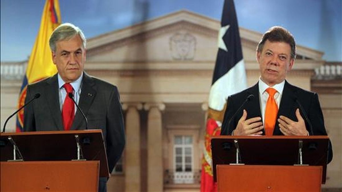 El presidente de Chile, Sebastián Piñera (i), y su homólogo colombiano, Juan Manuel Santos (d), ofrecen una rueda de prensa el pasado 24 de noviembre de 2010, en la Casa de Nariño, sede de Gobierno, en Bogotá (Colombia). EFE