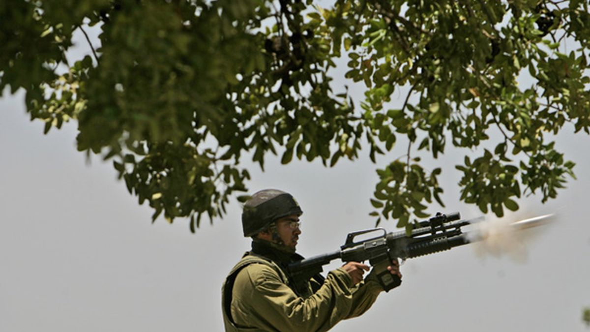 Un soldado israelí efectúa unos disparos de advertencia. Foto: AP.