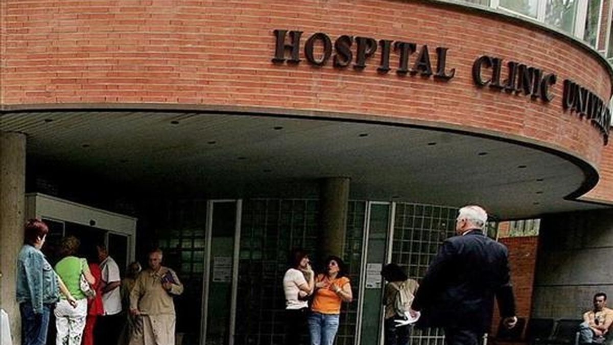 Fachada del Hospital Clínico de Valencia, donde permanece custiodado un hombre que ha herido de gravedad con un arma blanca a dos mujeres y, posteriormente, ha intentado quitarse la vida. EFE/Archivo