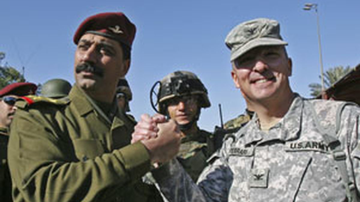 Imagen del momento en que EEUU cedía formalmente a Irak el control sobre la Zona Verde. Foto:AP
